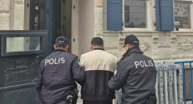 Uyuşturucu satıcısı Karşıyaka çarşıda şüphe üzerine yakalandı