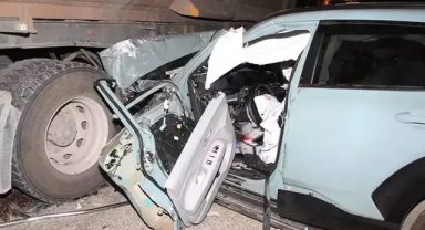 Yol kenarında mola veren hafif ticari araca otomobil çarptı: İki araç arasında sıkışan çocuk öldü, 1 yaralı