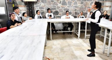 3 Mart Dünya Kulak ve İşitme Günü’nde işaret dili çevirmenleri hikâyelerini anlattı İzmir’de sağırların “sesi” var