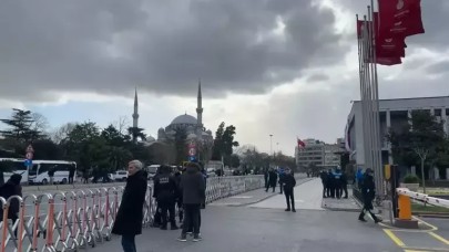İstanbul Büyükşehir Belediye binası önünde güvenlik önlemi alındı
