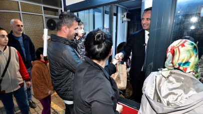 Başkan Eşki iftar kumanyası dağıttı