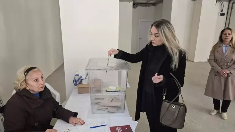 CHP'liler ön seçim için oy kullanılıyor