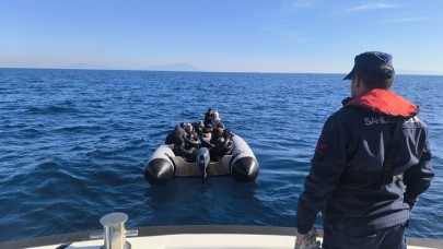 İzmir'de 55 göçmen kurtarıldı, 2 göçmen kaçakçısı yakalandı