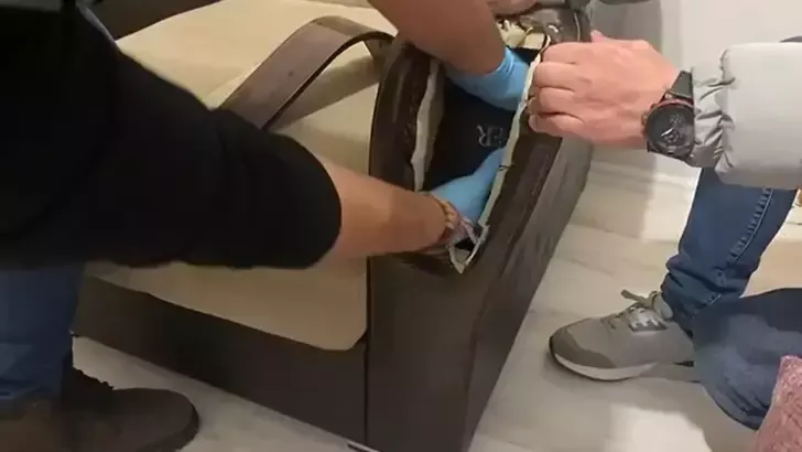 Koltuğun içinden 800 gram metamfetamin çıktı