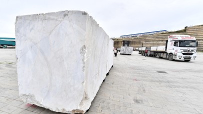 İzmir Mermer Fuarı’nda iki Eyfel Kulesi ağırlığında doğal taş