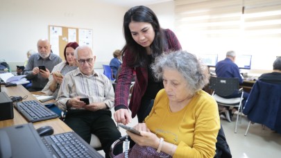 Konak’tan ileri yaştakilere akıllı telefon kullanma kursu