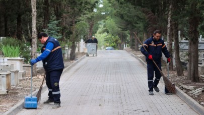 Buca’da bayram hazırlığı: Mezarlıklar ve camiler temizlendi
