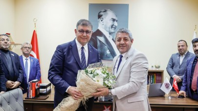 Başkan Tugay şehit yakınları ve gazi derneklerini ziyaret etti