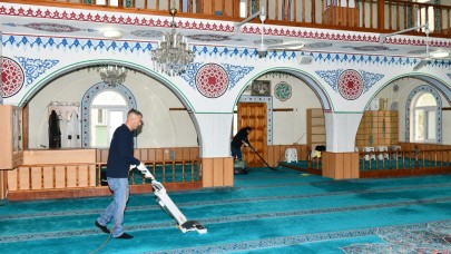 Çiğli Belediyesi’nden Ramazan Bayramı Öncesi Camilere Temizlik