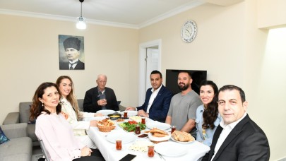 Başkan Yıldız Kahvaltısını Çiğli'nin Sabri Amcası ile yaptı