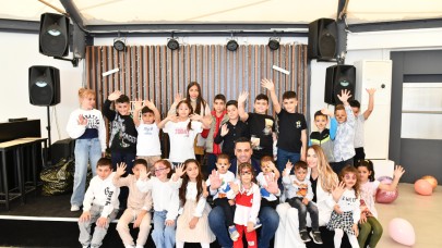 Başkan Yıldız ve eşinden, Çiğli’de miniklere Bayram sürprizi