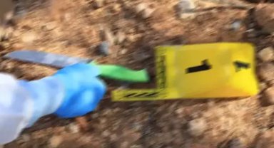 8 bıçak darbesiyle öldürüp kolundaki bilezikleri alarak evi ateşe verdiler