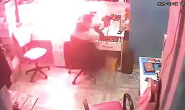 Adana’da bataryası şişen cep telefonu böyle patladı