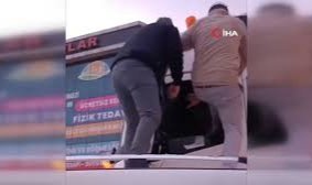 Arabanın tavanına çıkıp tır şoförünü böyle dövdüler