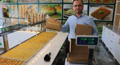 Baklava satışı yapan firma kutu darası tartışmasına 21 şubesine astığı pankartla son verdi