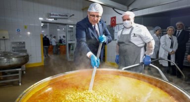 Başkan Tugay aşevinde yemek hazırlığına katıldı