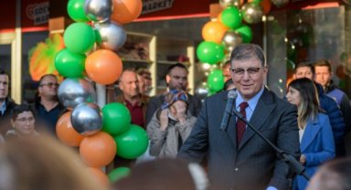 Başkan Tugay Menderes’te sosyal market açılışına ve iftara katıldı: Sosyal desteklere ihtiyacın olmadığı günleri görmek için çalışıyoruz