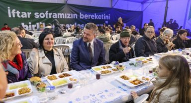 Buca Belediyesi'nin iftar çadırına yoğun ilgi