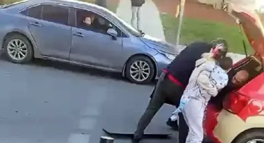 Esenyurt'ta trafikte kavga; babasının bacağına sarılarak engellemeye çalıştı