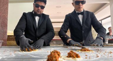 Film çekimi değil: Bunlar da takım elbiseli fırıncılar