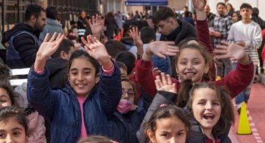 “Güzel İzmir” neşeli çocuklar