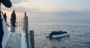 İzmir açıklarında lastik botta 36 göçmen yakalandı