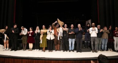 İzmir Şehir Tiyatroları’nın “Yolcu” adlı oyunu Bursa’da sahnelendi