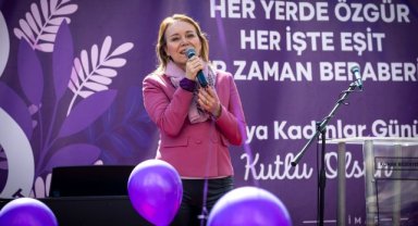 Kadınlar seslerini Konak'tan duyurdu, Başkan Mutlu: Mücadelemizden bir adım bile geri gitmeyeceğiz