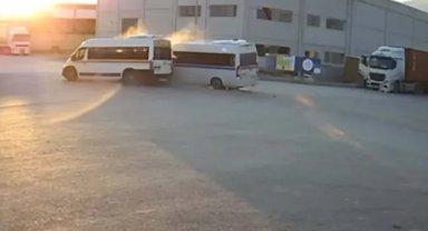 Manisa'da iki servis minibüsü çarpıştı: 19 yaralı
