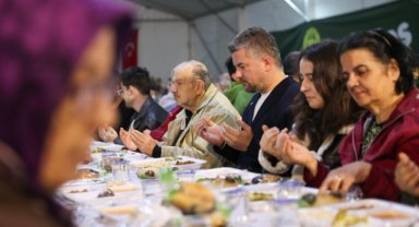 Ramazan ayının birlik ve beraberlik ruhu Buca'da can buldu: Bucalılar iftar sofrasında buluştu