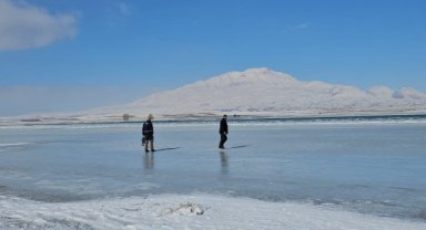 Sibirya soğukları Van Gölü’nün kıyı şeridini dondurdu