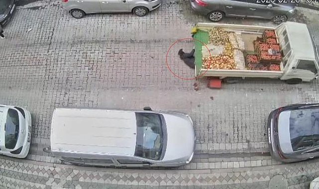 Sultangazi’de sebze satarken babasının kullandığı kamyonetin altında kaldı