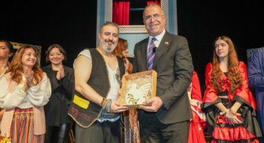 Taşlamalar oyunu Gaziemir’de kahkaha tufanı estirdi