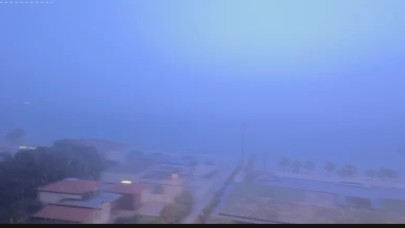 Çeşme'de şimşekler geceyi aydınlattı