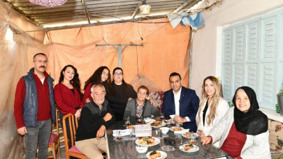 Leyla Teyze’ye Bayram Sürprizi: Türkülerle Dolu Ziyaret