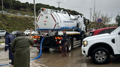 Çeşme'de sağanak yağış: Sokaklar göle döndü