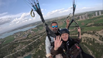 83 yaşında yamaç paraşütü ile uçtu