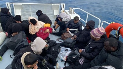 İzmir açıklarında 50 düzensiz göçmen yakalandı