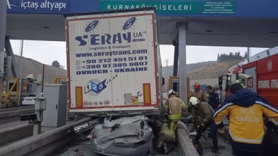 Pendik'te TIR'ın altına giren otomobilde hayatını kaybedenlerin cenazeleri Adli Tıp Kurumu'ndan alındı