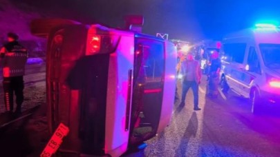 İzmir'de kontrolden çıkan minibüs takla attı