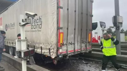 Pendik'te gişelerde hafif ticari araç TIR'ın altına girdi: 1 ölü