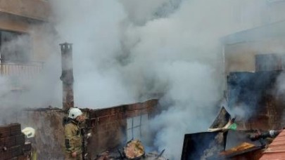 Tek katlı evde çıkan yangın korkuttu