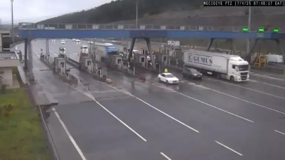 Pendik'te gişelerde hafif ticari aracın TIR'ın altına girdiği kazanın görüntüsü ortaya çıktı