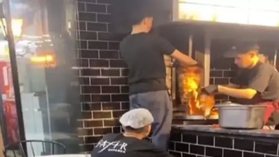 Pişmiş dönerin üzerine çiğ et eklenirken görüntülenen işletme hakkında inceleme