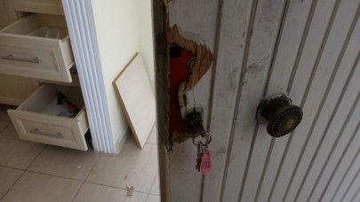 Tatil yapıp, yazlık daireleri soymuşlar