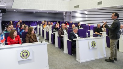 Buca'da “Geleceğin Liderlerini Yetiştiren Anne Baba Olmak” semineri