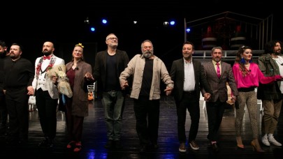 “Süleyman ve Öbürsüler” İzmirli tiyatroseverlerle buluştu