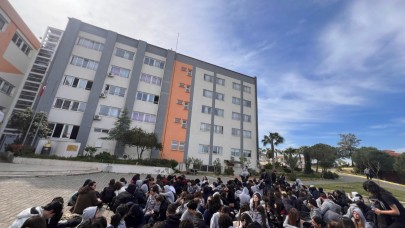 Güzelbahçe 60. Yıl Anadolu Lisesi öğrencilerinden oturma eylemi: "Altmış susma, öğretmenine sahip çık!”