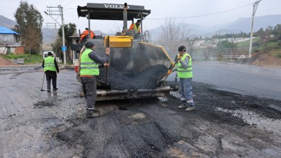 Bayraklı’da yol yenilemeleri sürüyor