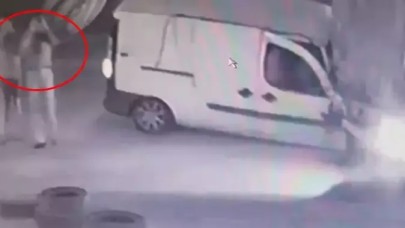 TIR’a çarpan aracın yaralanan sürücüsü kendi imkanlarıyla çıktı